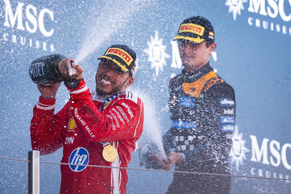 Hamilton celebra su triunfo en Montmeló ante Lando Norris.
