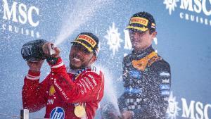 Hamilton celebra su triunfo en Montmeló ante Lando Norris.