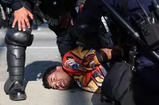 La alcaldesa de Los Ángeles declara un toque de queda ante los disturbios por las redadas de Trump