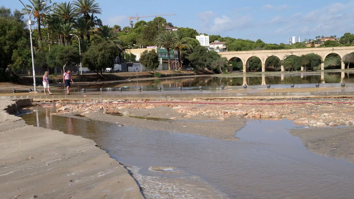 La antigua albufera se recupera con lluvias torrenciales como las de la DANA de 2019 y se podría mantener si el Ayuntamiento renuncia a ocupar el cauce con un tramo de paseo y al aparcamiento irregular sobre la rambla  que utilizan los bañistas