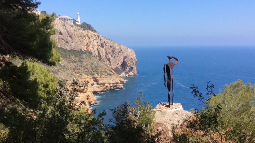 Vecinos de Xàbia «plantan» una escultura en pleno acantilado de Ambolo