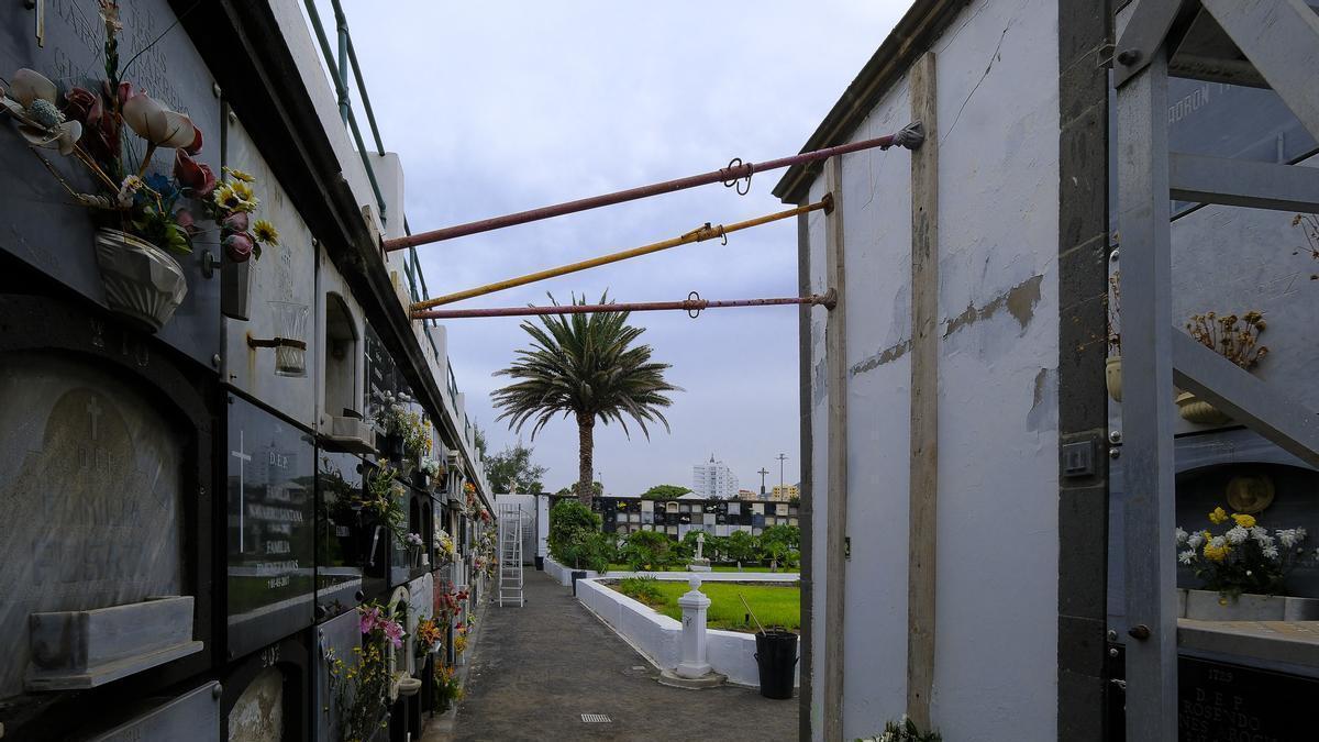 Muro de nichos apuntalado por riesgo de caer en el cementerio de Vegueta.