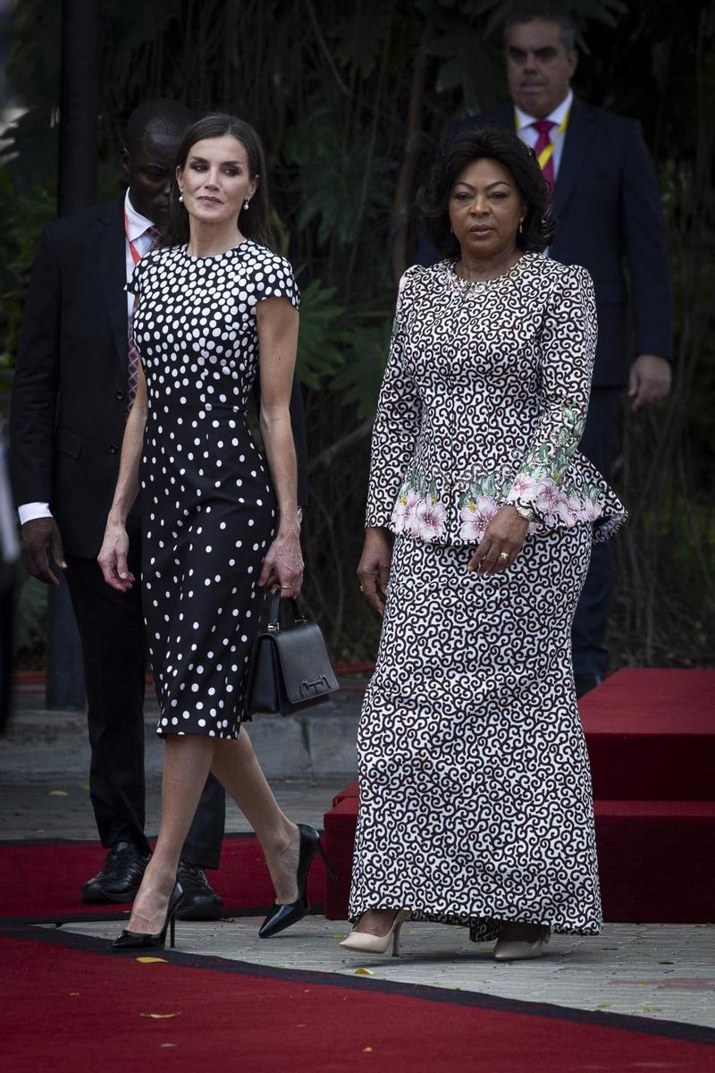 En el acto con el presidente y la primera dama de la República de Angola, la reina Letizia apostó por un vestido de lunares degradado de José Hidalgo, salones de Prada y bolso de Carolina Herrera