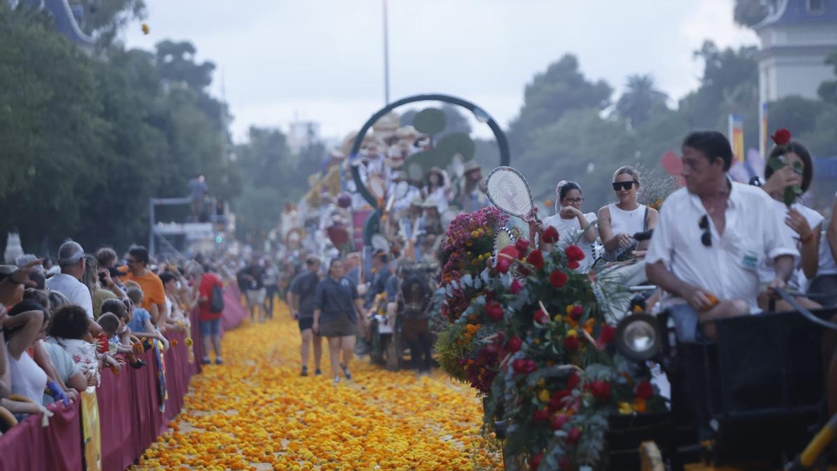 La Batalla de Flores de València cierran la Feria de Julio