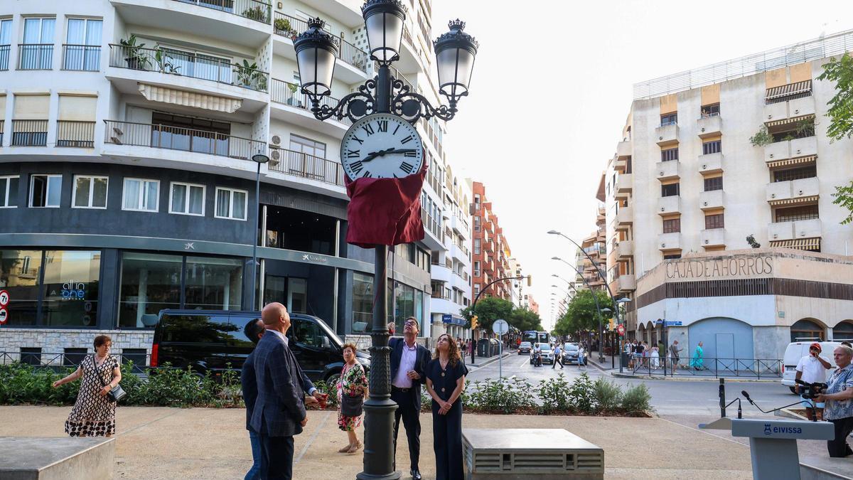El momento en el que se ha quitado la tela que tapaba el reloj