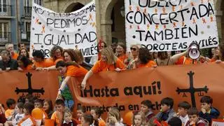 Marea naranja en Avilés: “Pedimos más sueldo y más medios para que la educación sea no igual que hasta ahora sino mejor”