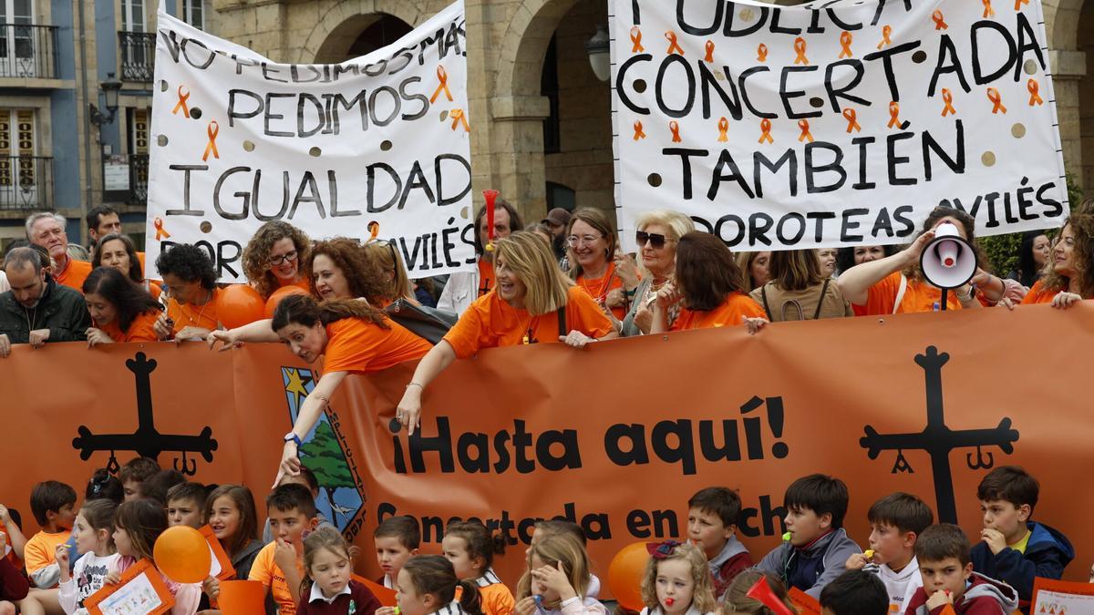 EN IMÁGENES: Así fue la concentración en Avilés de profesores y familias de los colegios concertados