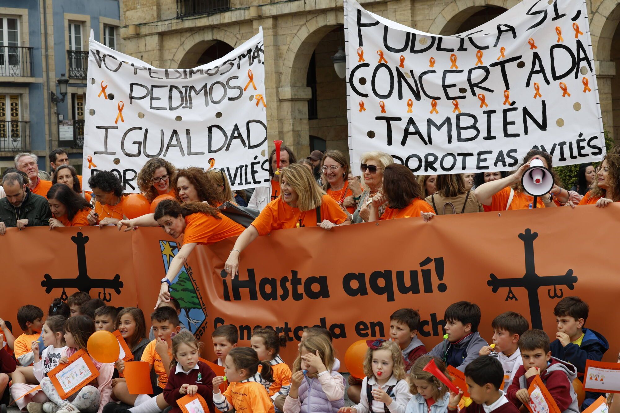 Así fue la concentración en Avilés de profesores y familias de los colegios concertados. 