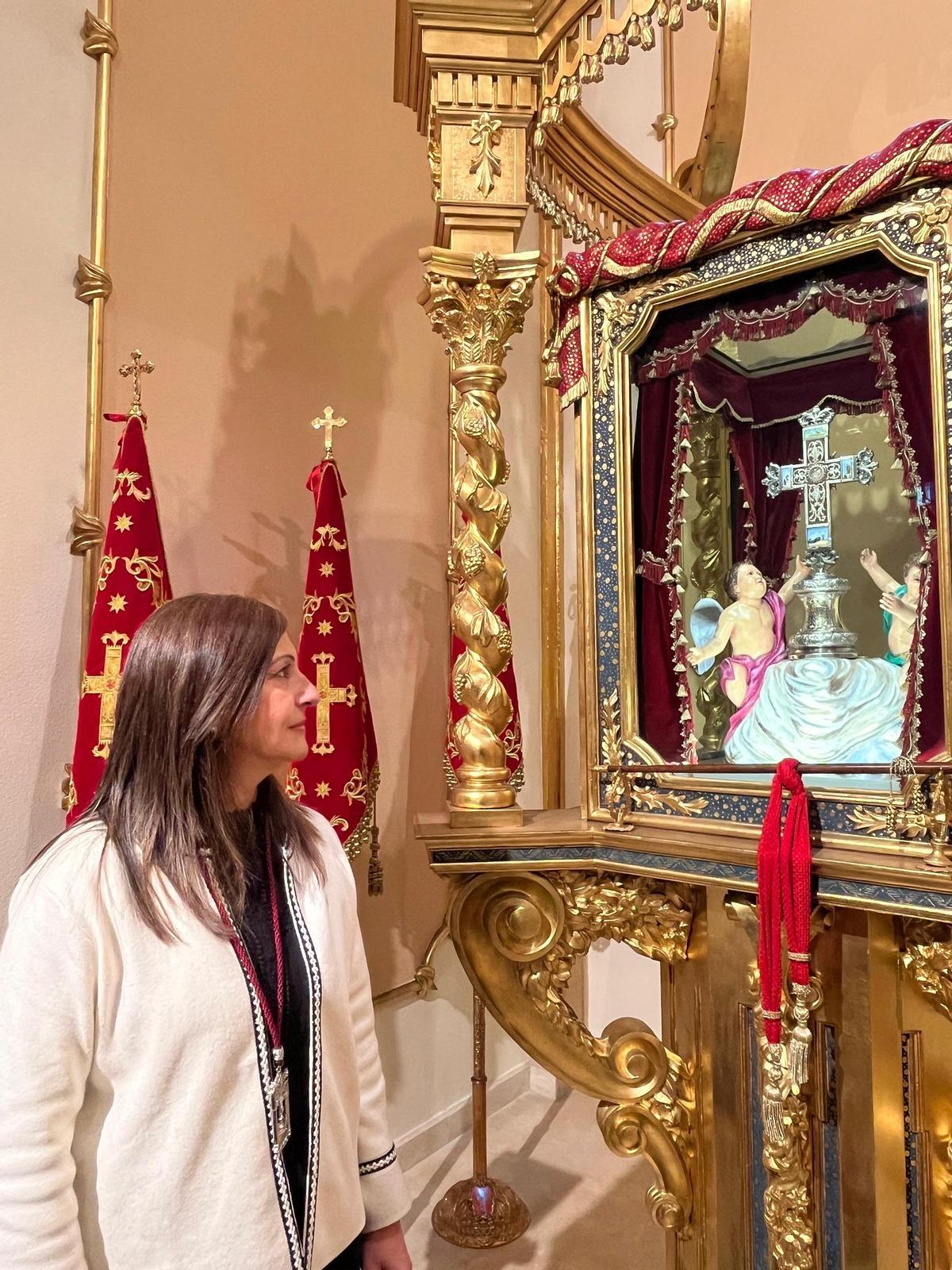 Carmen Cascales, Comisaria-Presidenta de la Hermandad de la Santísima Cruz de Abanilla.