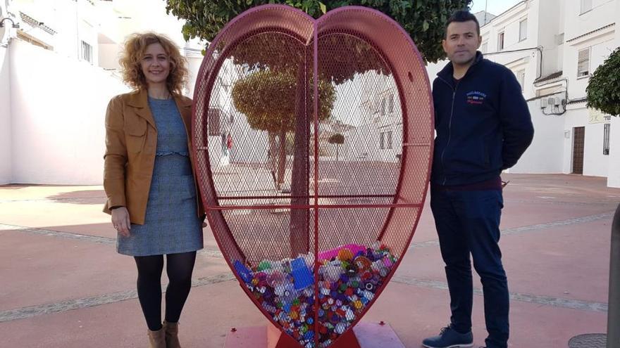 La alcaldesa y el concejal de Nerja, con uno de los corazones.