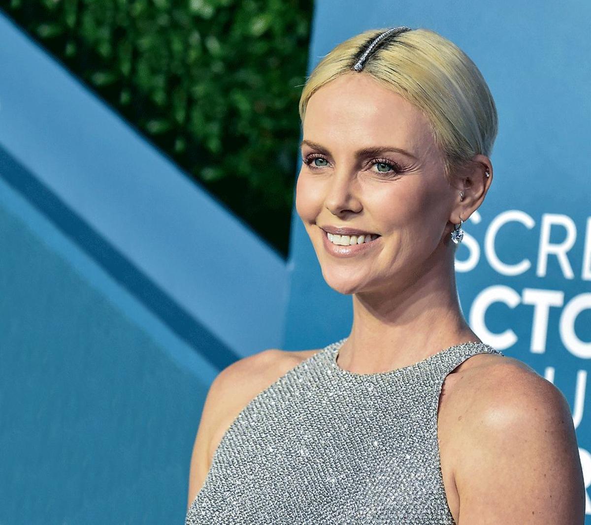 Charlize Theron lleva una pulsera de Tiffany&co en la raíz del pelo