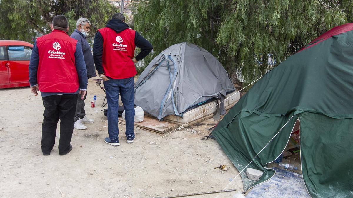 Voluntarios de Cáritas reparten alimentos entre los sin techo