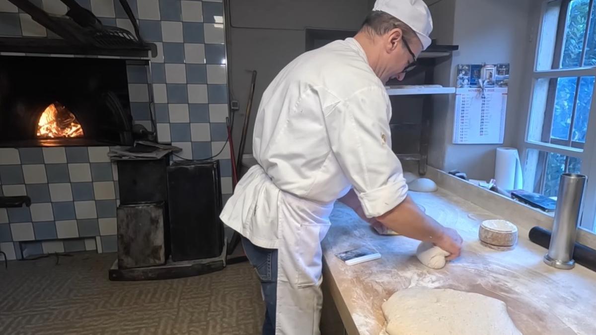 Davide ha pasado casi 26 años trabajando solo, empezando prácticamente cuando el resto del pueblo todavía duerme.