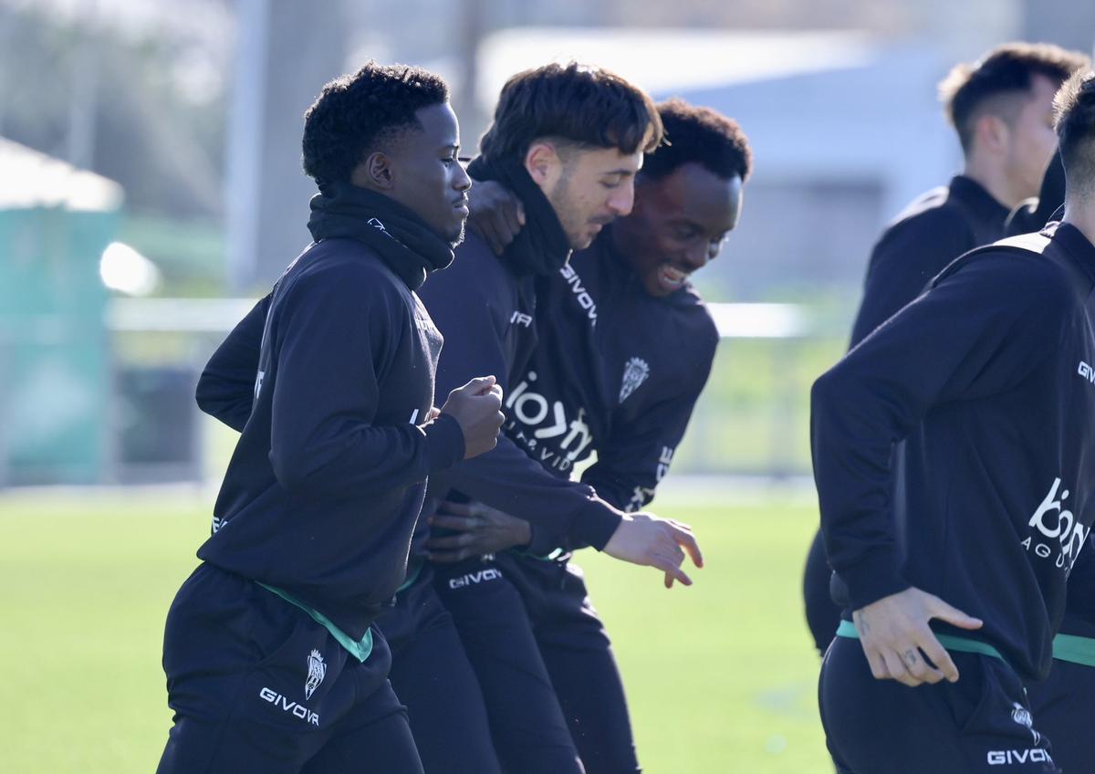 Adri Castellano, entre Adilson y Diarra en la Ciudad Deportiva.
