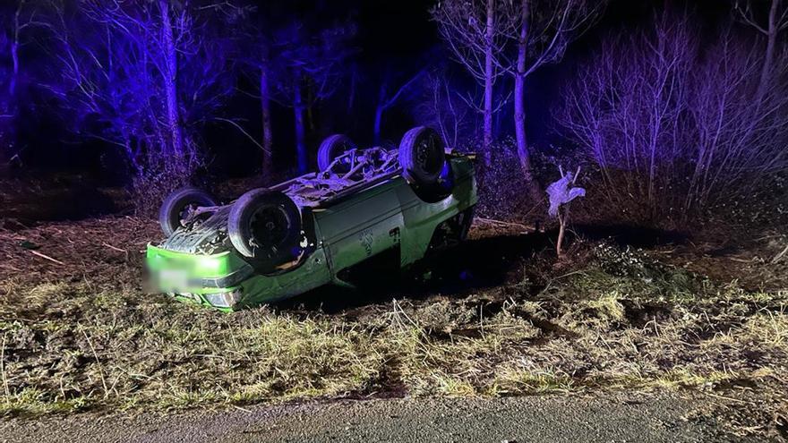 Muere un hombre de 43 años en Trabada tras salirse de la vía su coche y volcar