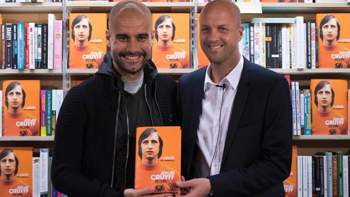 Pep Guardiola y Jordi Cruyff en la presentación de la autobiografía del astro holandés