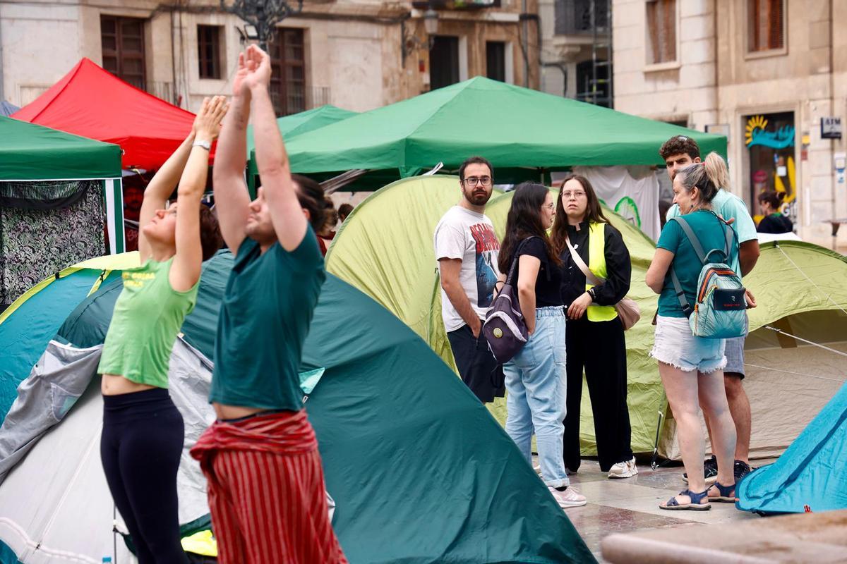 Segundo día de acampada educativa en València: llega la hora de montar el Corpus y acuden furgones de la policía a la plaza de la Virgen