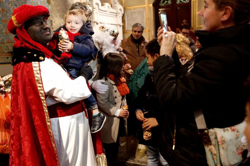 Los Reyes Magos reciben a los niños en la Basílica de San Juan de Oviedo