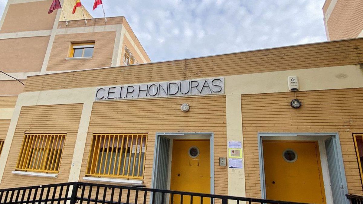 Fachada principal del CEIP Honduras, en Villa de Vallecas.