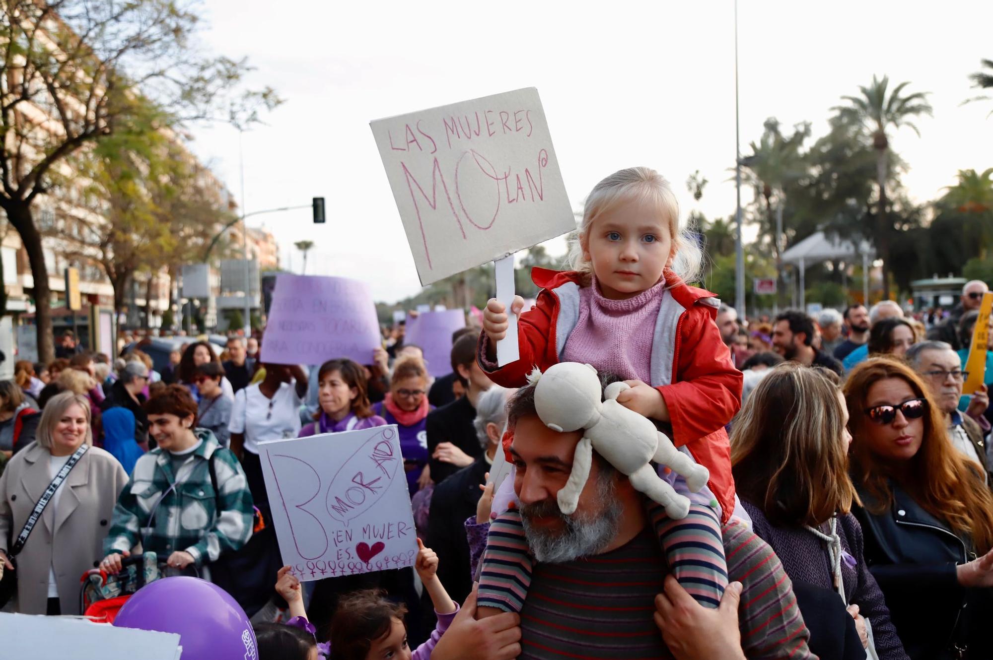 La manifestación del 8M recorre las calles de Córdoba