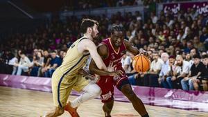 Caleb Agada jugando con el Lleida.