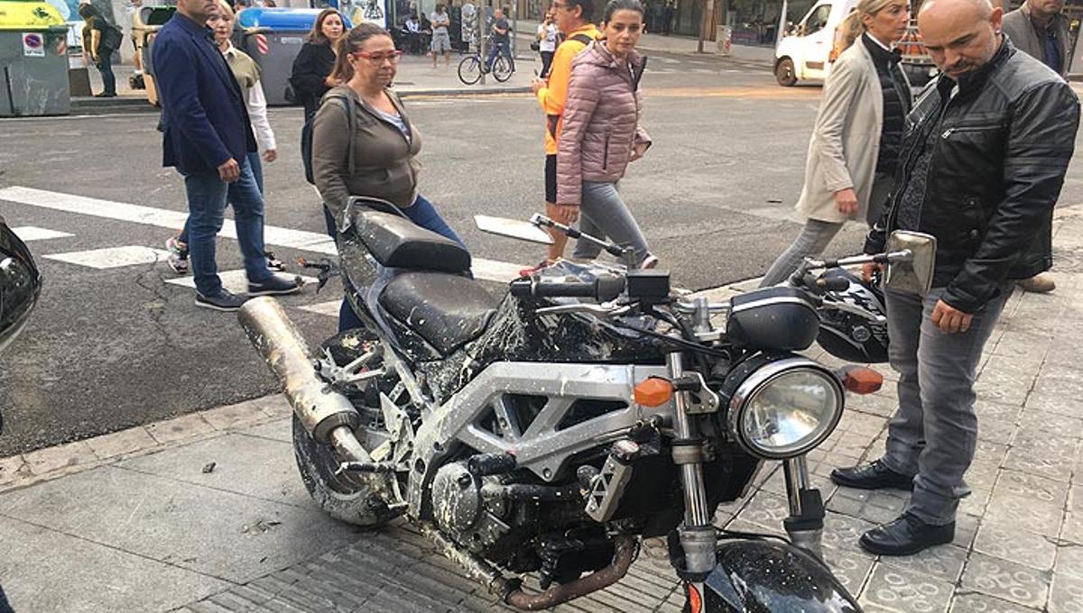 Inés Arrimadas (Ciudadanos) revisa los daños en la plaza de Urquinaona por los disturbios en Barcelona.