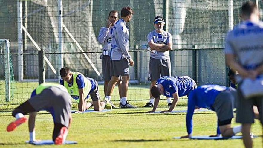 Juan Antonio Anquela observa a sus jugadores durante el entrenamiento de ayer en la ciudad deportiva.