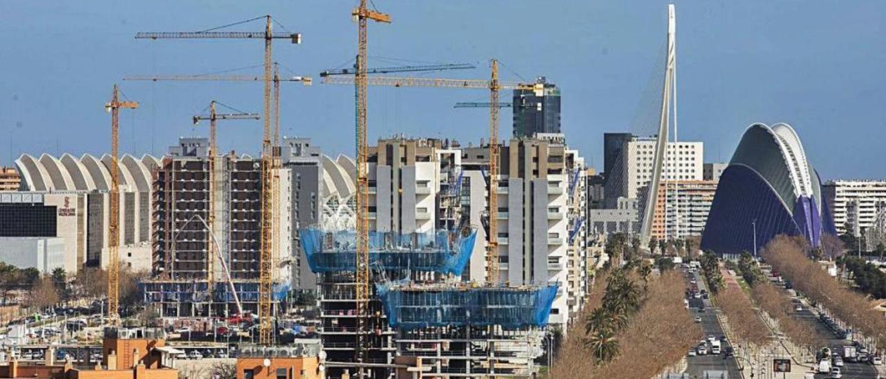 Viviendas en construcción en Quatre Carreres.