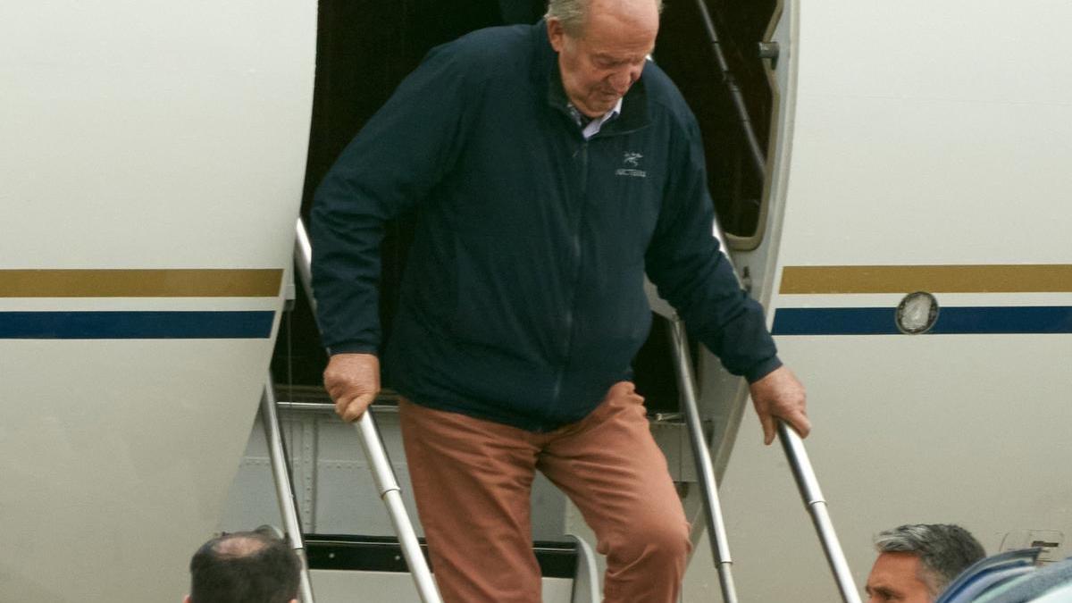Juan Carlos I, ayer, bajando del avión en el aeropuerto de Vitoria, el pasado domingo.