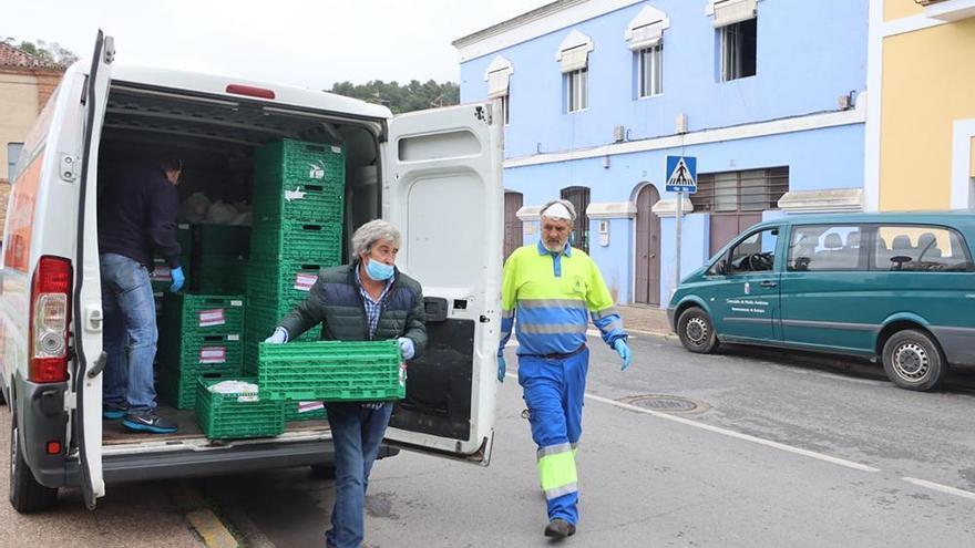 35 voluntarios reparten la comida a 707 niños con beca de comedor en Badajoz