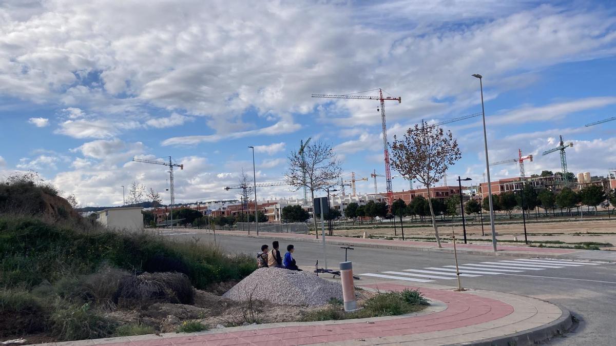 Las grúas torre (también) florecen en la Vega Baja en la primavera de 2026: miles de viviendas turísticas en construcción