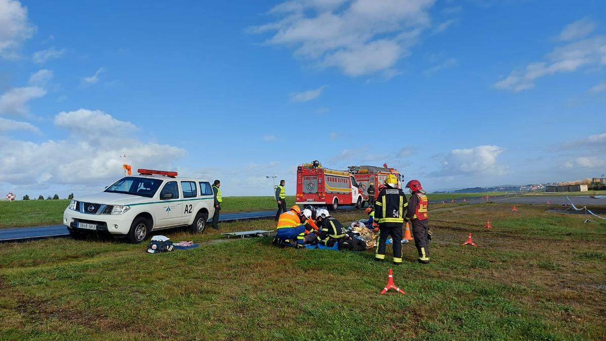 Simulacro de accidente aéreo en el aeropuerto de A Coruña.