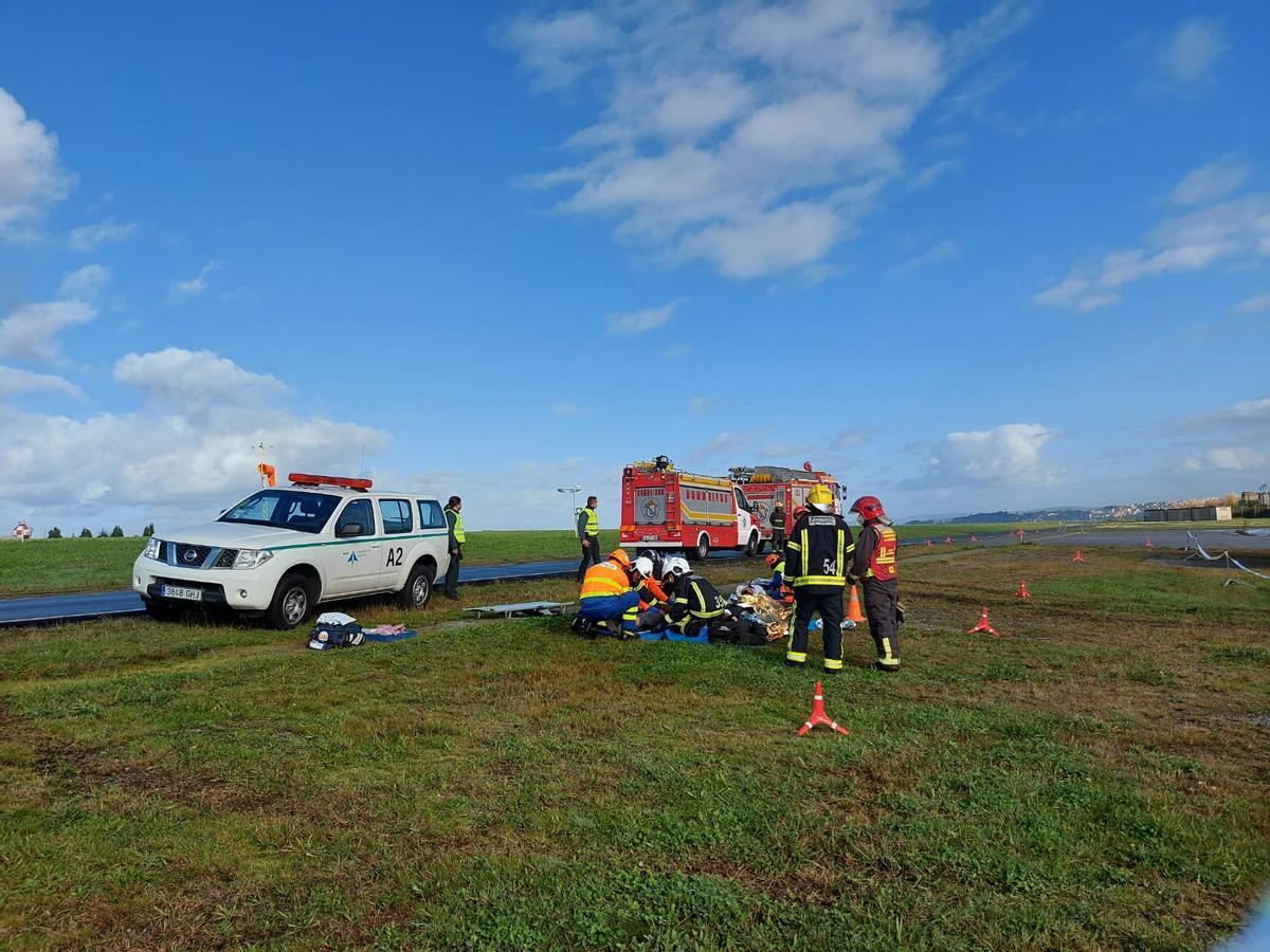 Simulacro de accidente aéreo en el aeropuerto de A Coruña.