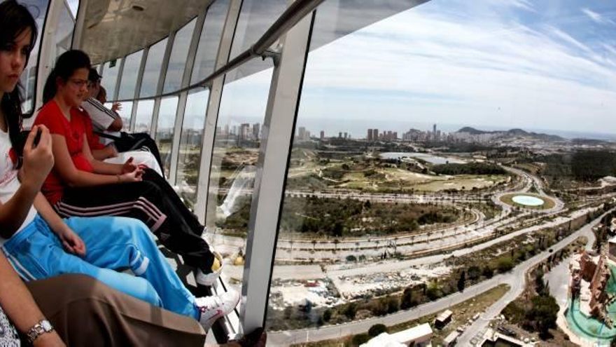 Parte del suelo del área de influencia de Terra Mítica, donde el Ayuntamiento prevé ubicar el parque tecnológico, desde lo alto de una atracción del complejo de ocio