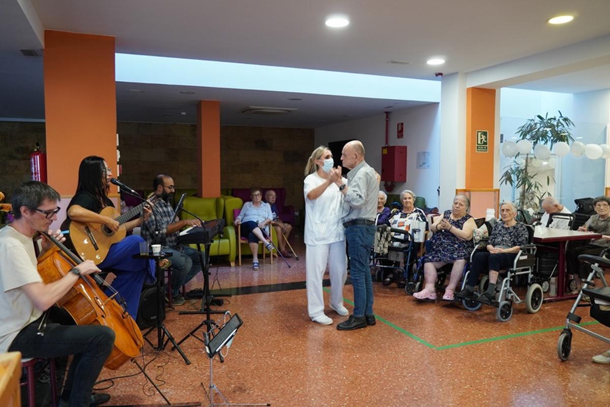 L’Ajuntament d’Abrera felicita a la residència de Gent Gran Canigó pels seus vint-i-cinc anys
