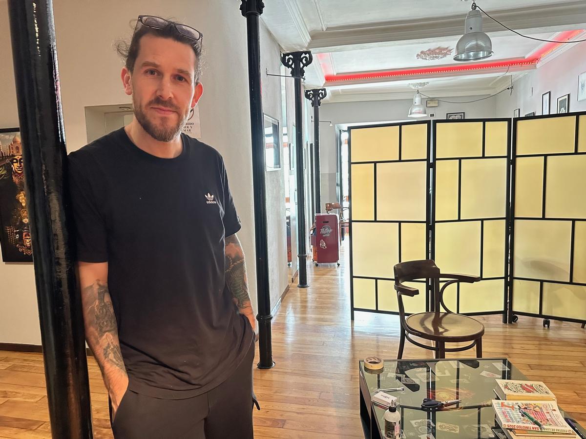Diego Álvarez, en su estudio de tatuajes, en Luarca.