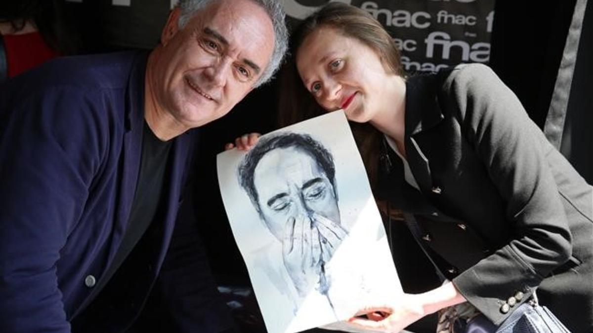 Ferran Adria recibe el regalo de una fan.