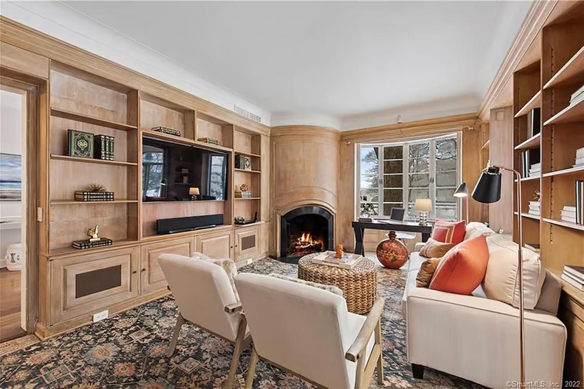 La casa fue diseñada por Harold R. Sleeper  y cuenta con seis habitaciones y 11 baños