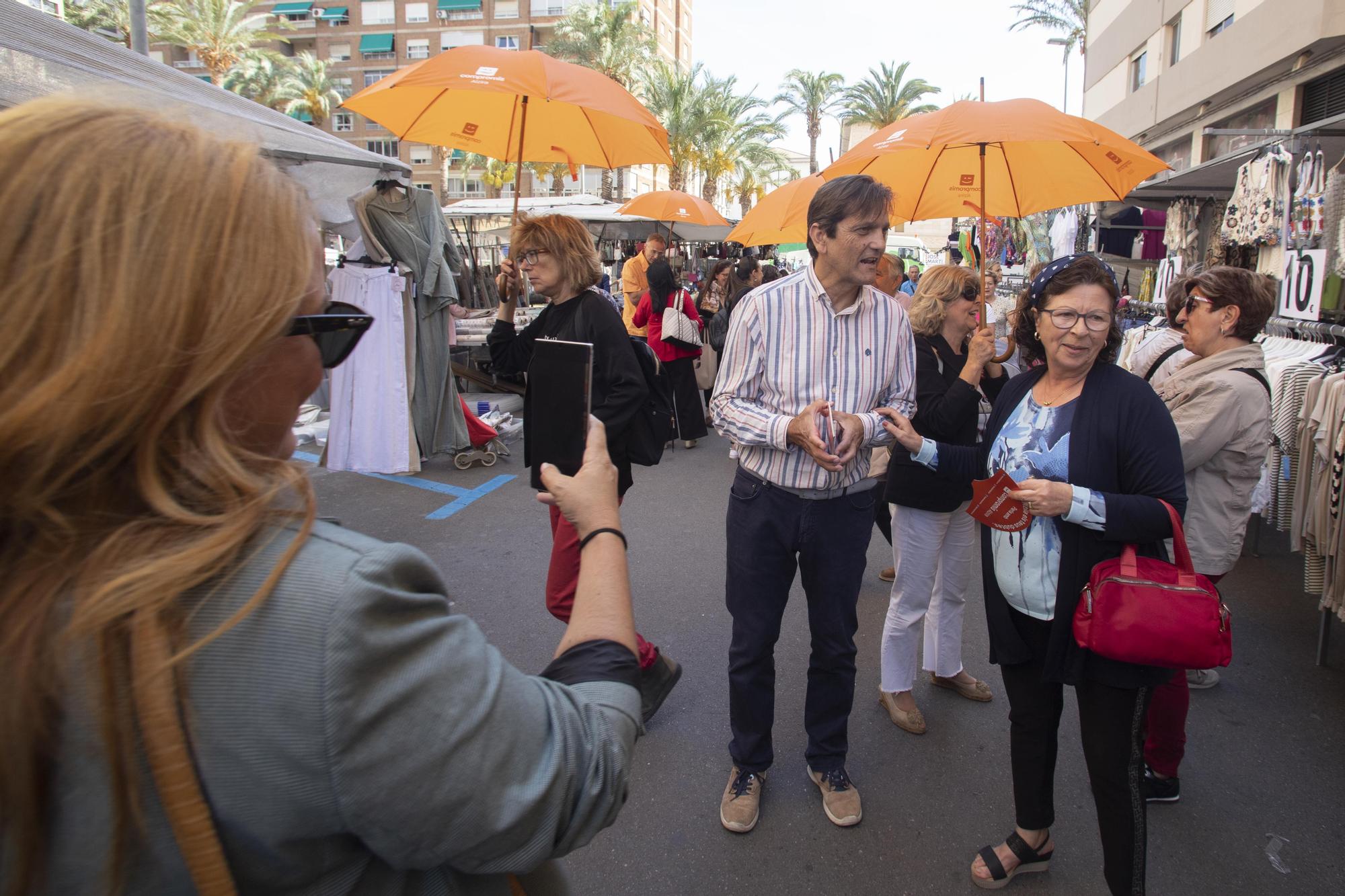 Los Partidos buscan el voto en el mercado de Alzira