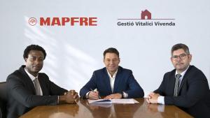 El moment de la signatura entre la Societat Catalana Gestió Vitalici Vivenda i la multinacional asseguradora Mapfre Seguros, que materialitza la seva nova col·laboració