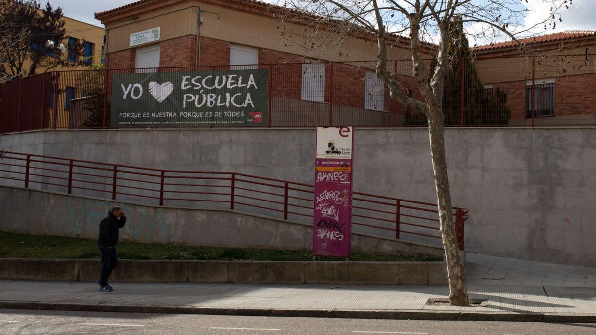 Cartel a favor de la escuela pública en la sede de FAPA Zamora.