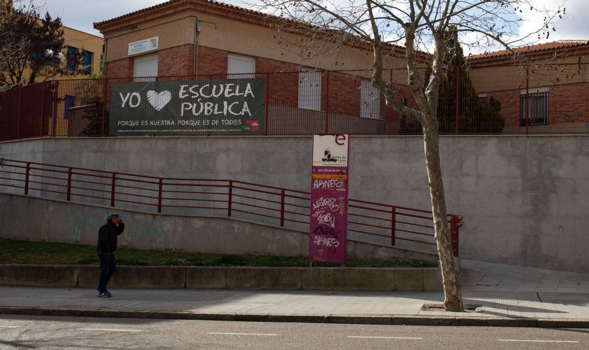 Cartel a favor de la escuela pública en la sede de FAPA Zamora. | Ana Burrieza