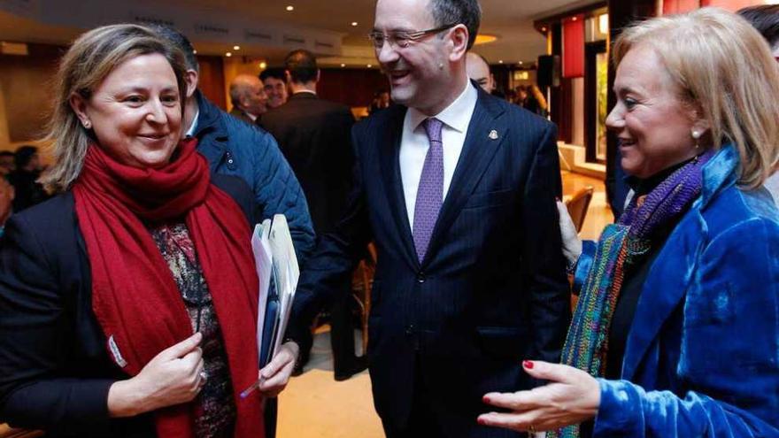 Por la izquierda, Ana Madrazo, Santiago Álvarez y Mercedes Fernández, ayer, en el auditorio de Oviedo.