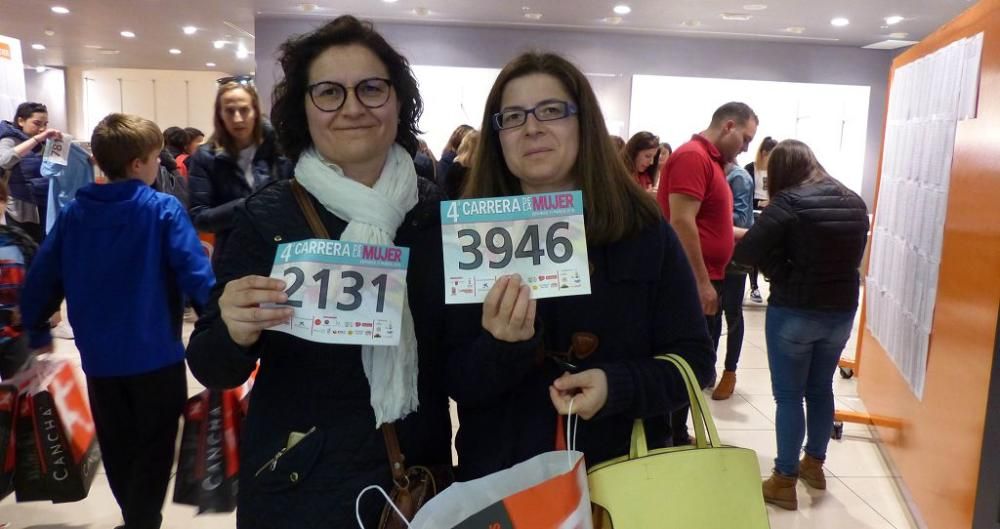 Recogida de dorsales en el Thader para la IV Carrera de la Mujer (Tarde)