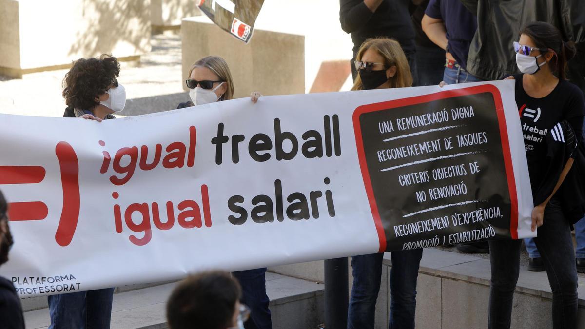 Protesta de profesorado asociado de la Universitat de València en octubre de  2020.