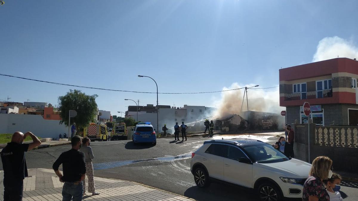 Bomberos del  Consorcio trabajan para extinguir las llamas