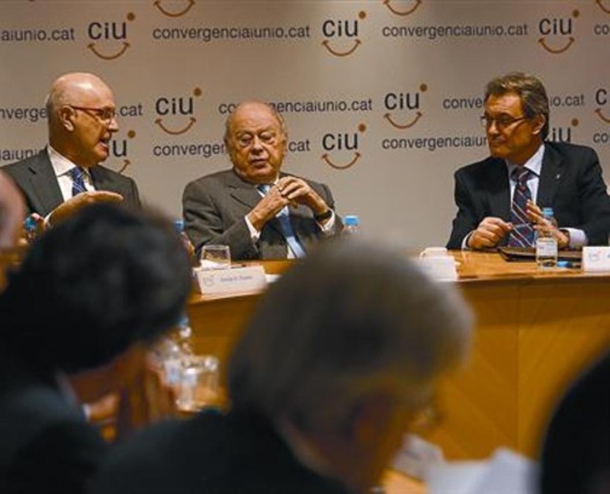 Duran, Pujol i Mas, abans de la reunió de l’executiva de CiU, ahir a la seu d’Unió Democràtica Duran, Pujol i Mas, abans de la reunió de l’executiva de CiU, ahir a la seu d’Unió Democràtica