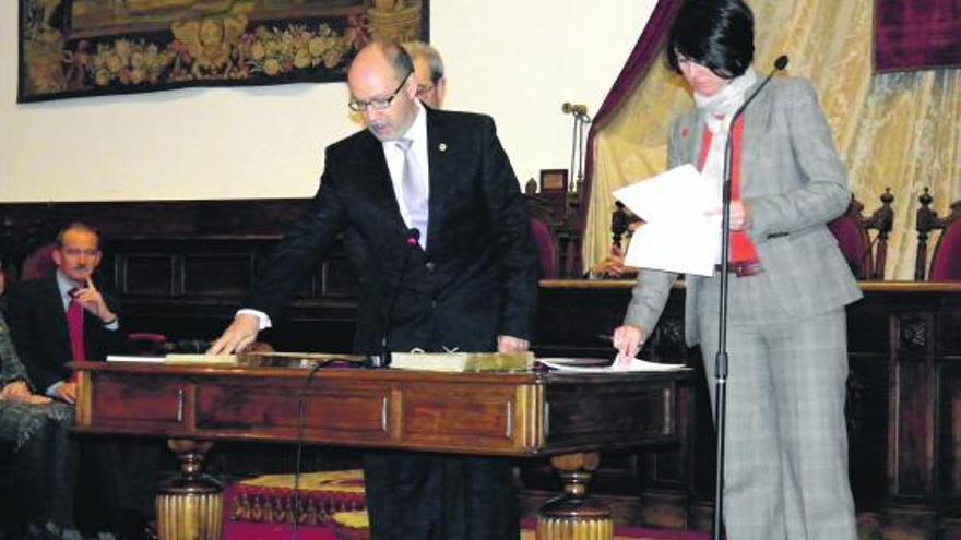 Francisco Salvador Palacios toma posesión de la cátedra de Química-Física en presencia del rector de Salamanca.