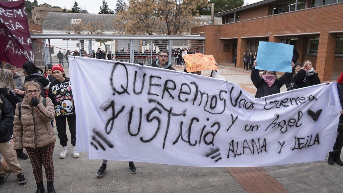 Manifestants protesten contra l’institut Llobregat de Sallent