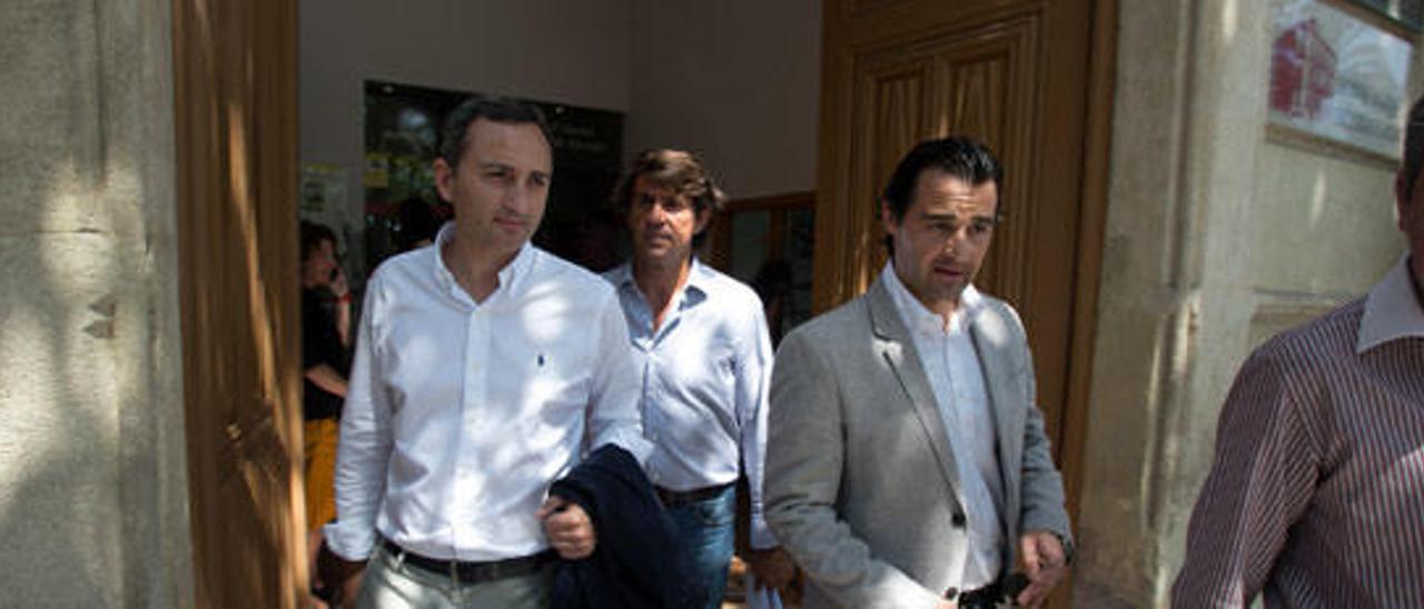 César Sánchez, a la izquierda, a la salida de la firma del acuerdo